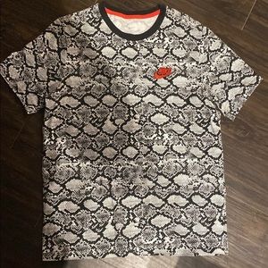 Nike White and Black snakeskin Large Shirt